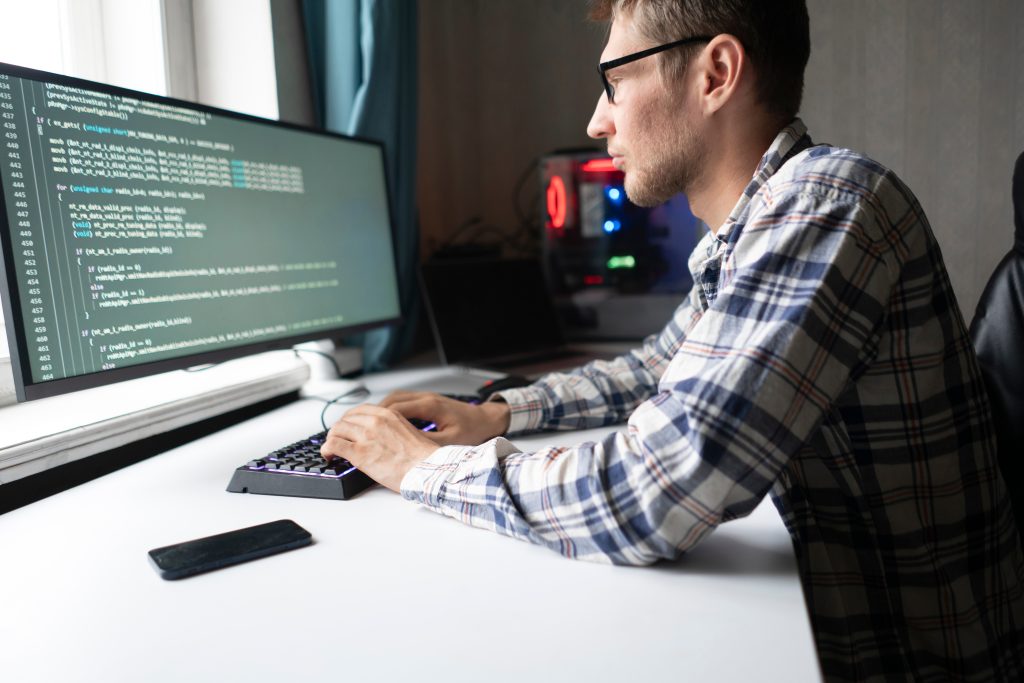 Szoftverfejlesztő modern technológiai környezetben programozás közben